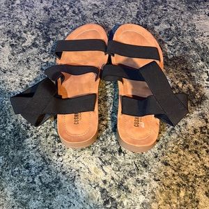 Cushionaire sandals size 10